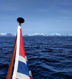 zeilen Noorwegen Troms fjorden Noorse vlag sailing Norway Arctic